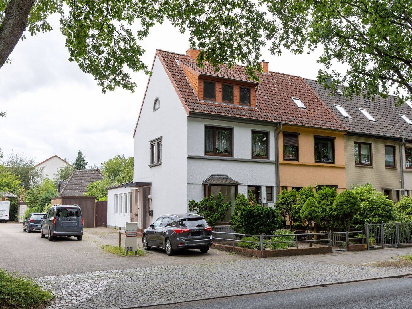 Attraktives Reihenendhaus mit zwei Wohneinheiten in zentraler Lage von Bremen-Osterholz, 28327 Bremen (Blockdiek Ellener Feld Neue Vahr Südost)