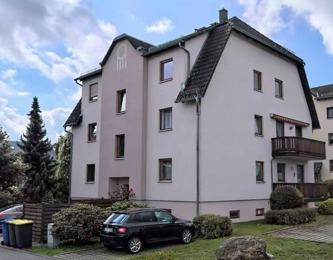 Ihr neues Zuhause unterm Dach: Gemütliche 2-Zimmer-Wohnung mit Balkon in ruhiger Lage, 9350 Lichtenstein/Sa.