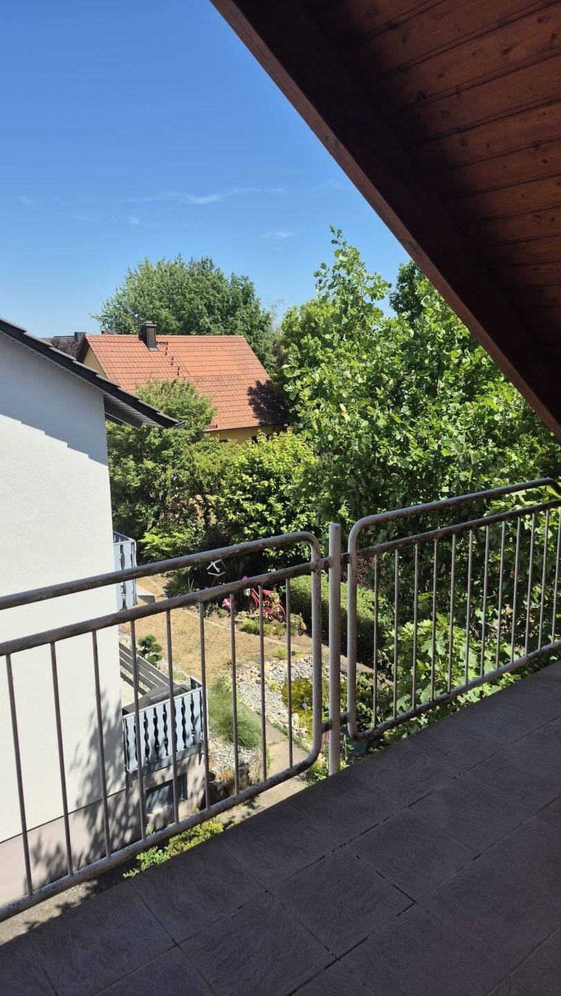Fernblick & Potenzial: Sanierungsbedürftige DG-Wohnung nahe Main und Weinbergen in Schwarzach, 97359 Schwarzach a. Main
