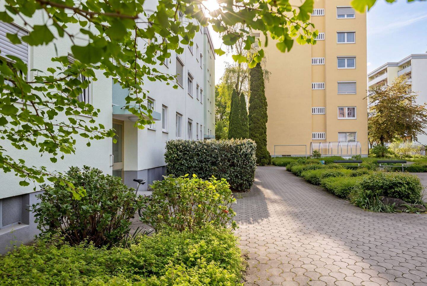 Großzügige 3,5-Zimmer-Wohnung in direkter U-Bahn Nähe und Südbalkon, 81375 München (Hadern)