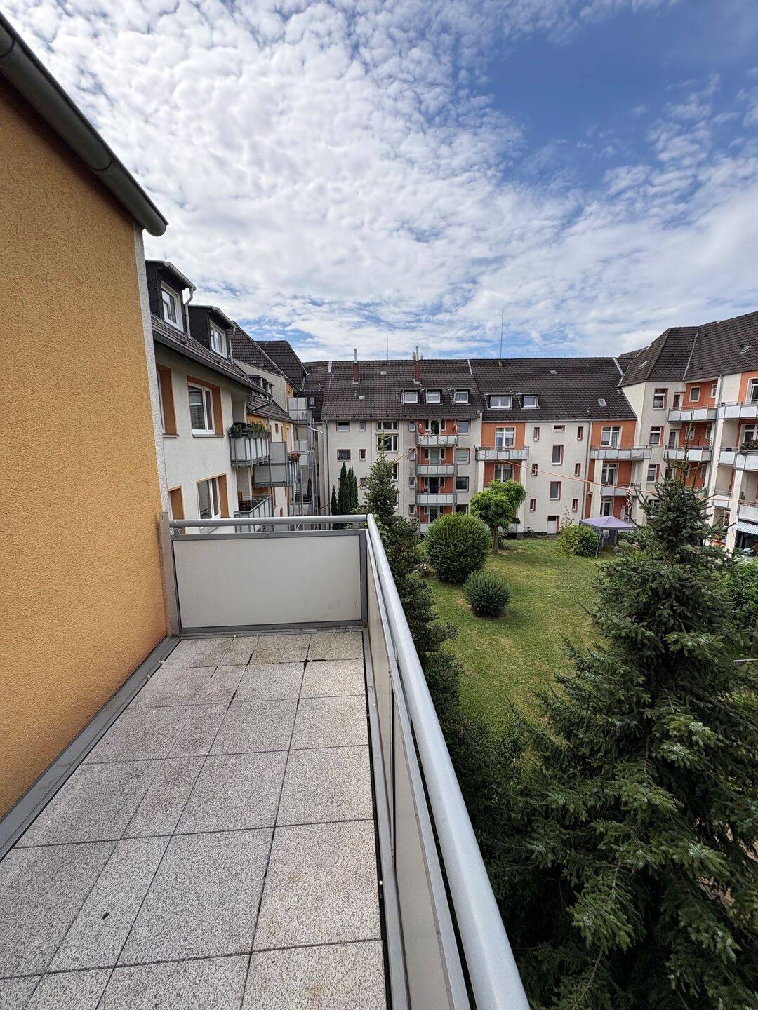 frisch renovierte 2,5 Zimmer Wohnung mit Balkon in Frohnhausen, 45144 Essen (Frohnhausen)