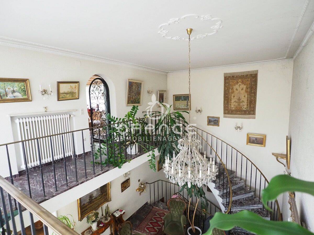 * Elegantes großzügiges Familiendomizil mit ELW, Wintergarten und Garagen auf 1.337 m² Grund in Dachau *, 85221 Dachau