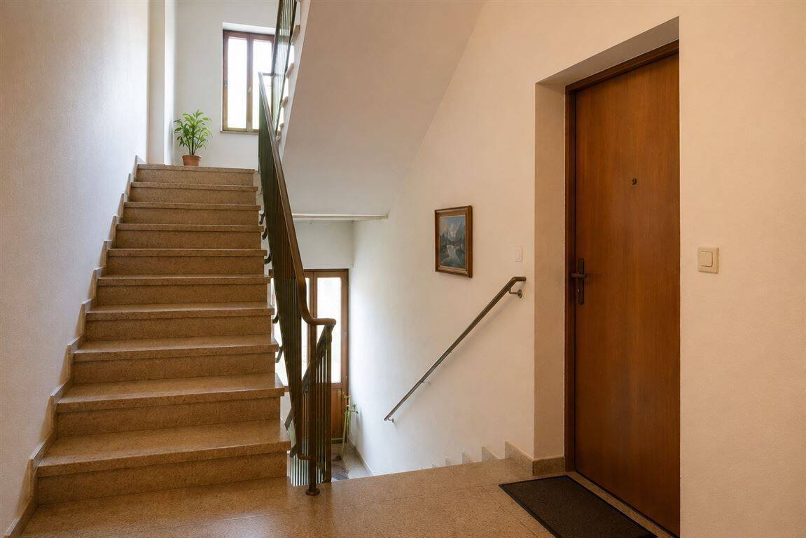 Schönes Zweifamilienhaus in ruihger Lage, 97717 Aura a.d. Saale