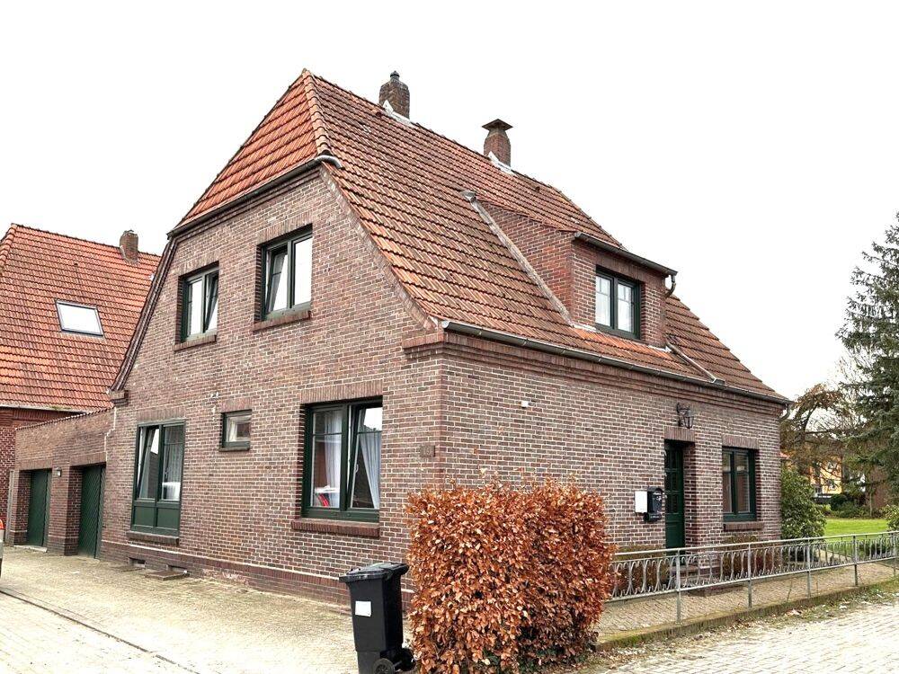 TOP-RENDITE! Freist. 2-Familien-Haus – 6 Zimmer, voll vermietet – auf großem Grundstück mit Bauplatz, 27809 Lemwerder