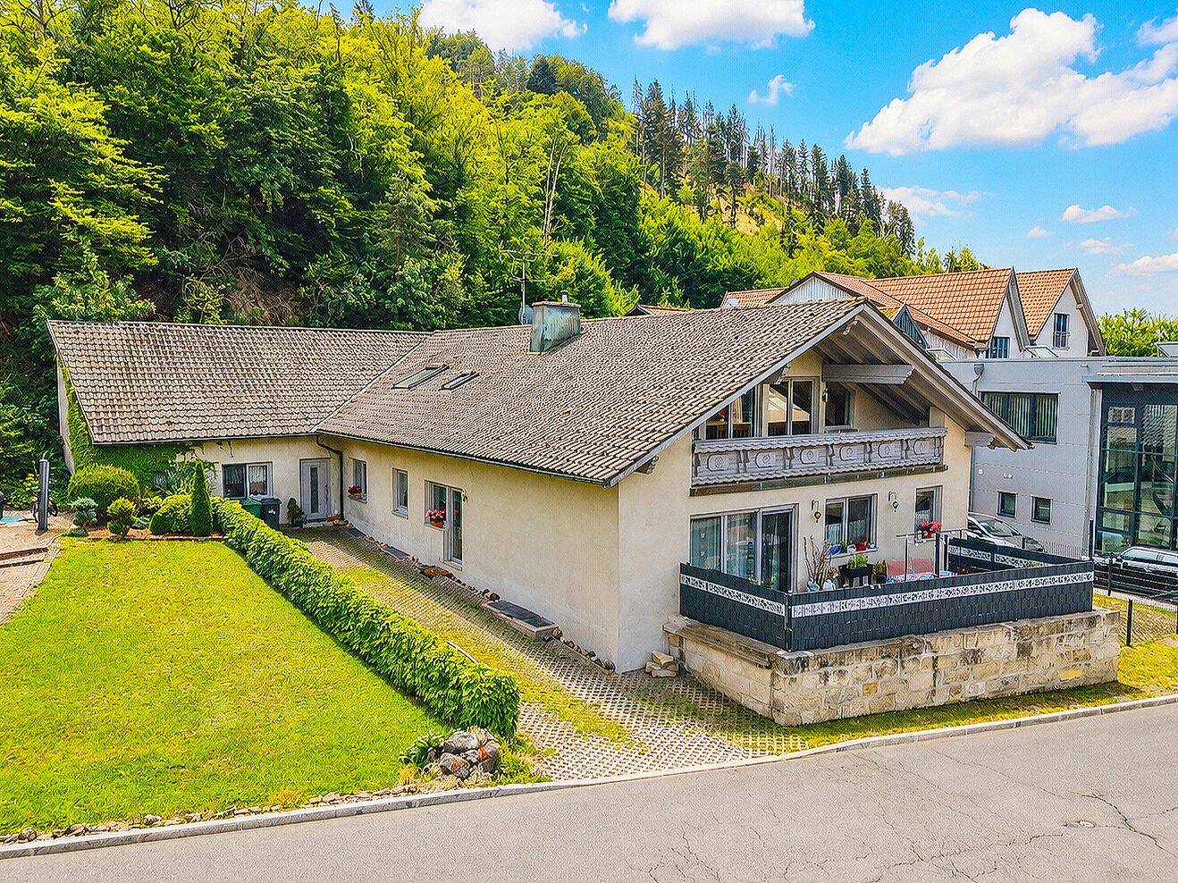 Großzügiges Wohnhaus mit Einliegerwohnung in zentraler Lage von Steinberg, 96352 Wilhelmsthal