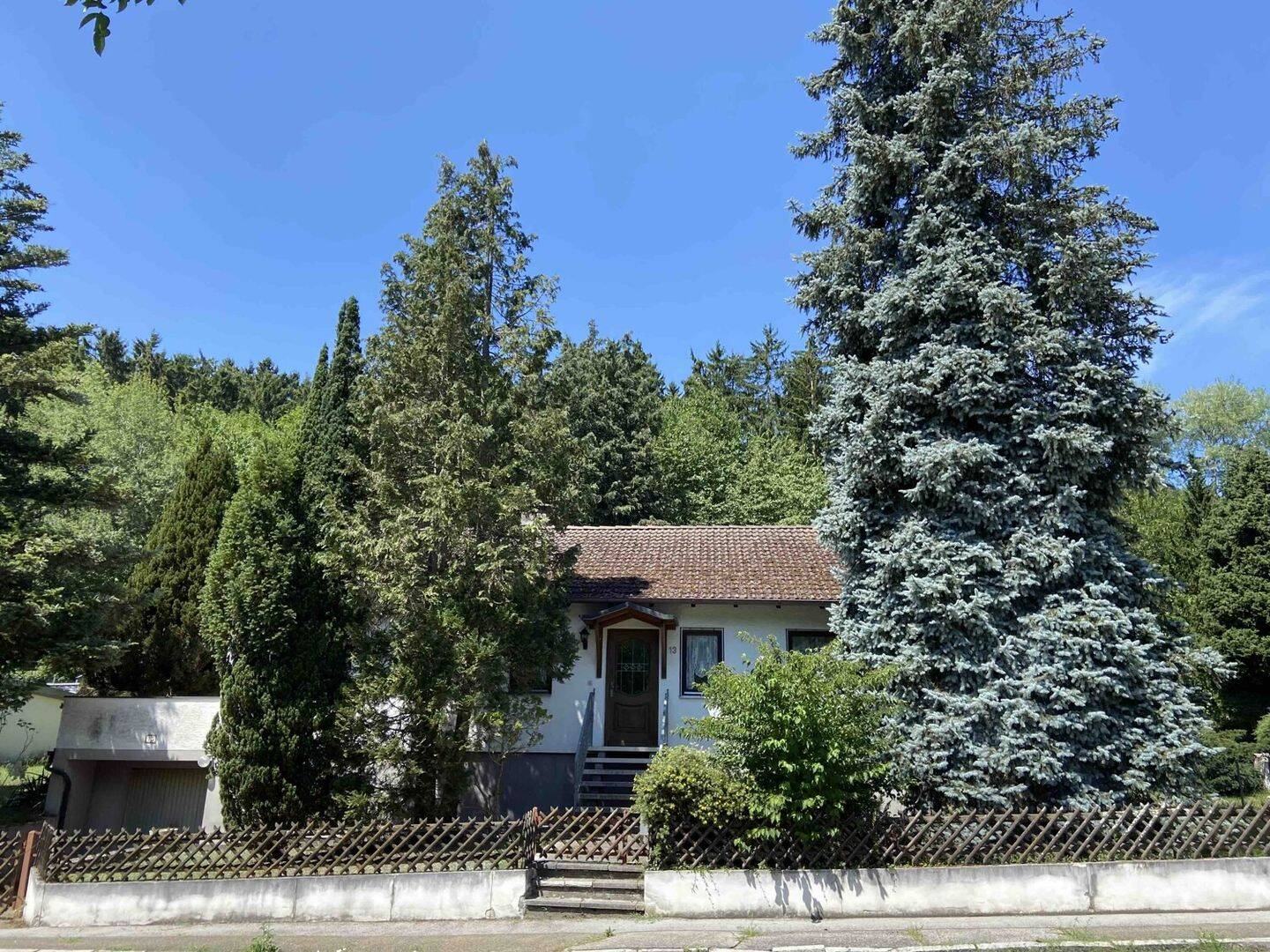 Renovierungsbedürftiger Bungalow mit parkähnlichem Grundstück in Haidhof, 93339 Riedenburg