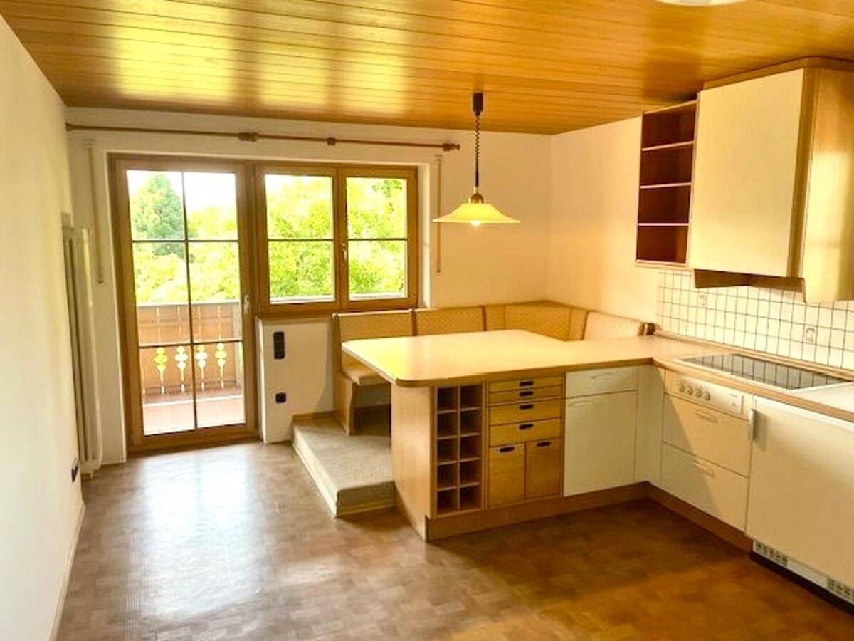 Großzügige 5-Zi.-Wohnung mit Garten, großem Balkon und 2 Garagen, 83137 Schonstett