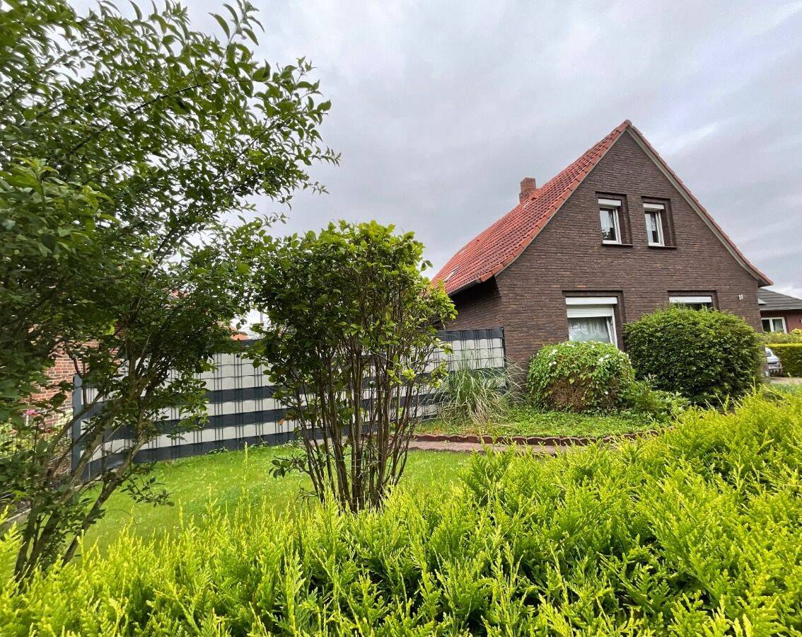 EINFAMILIENHAUS MIT FERIENWOHNUNG IN NORDEN – 5KM BIS ZUR NORDSEEKÜSTE, 26506 Norden