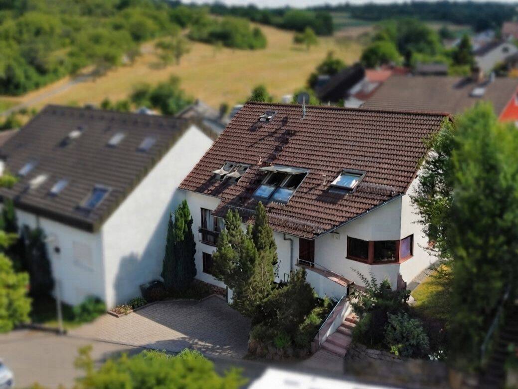 Weissach: Großzügiges Einfamilienhaus mit ca. 270 m² Wohnfläche und viel Platz für die ganze Familie, 71287 Weissach