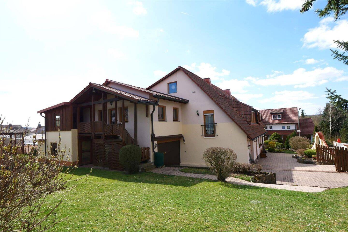 Zweifamilienhaus mit herrlichem Garten in Seßlach, 96145 Seßlach