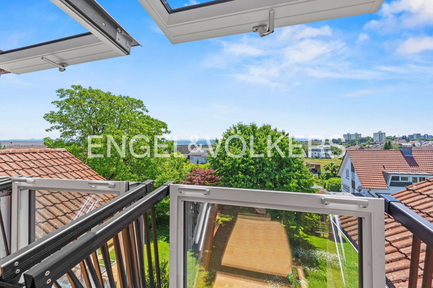 Lichtdurchflutete DG-Wohnung in ruhiger Lage mit Weitblick und Garten, 88045 Friedrichshafen