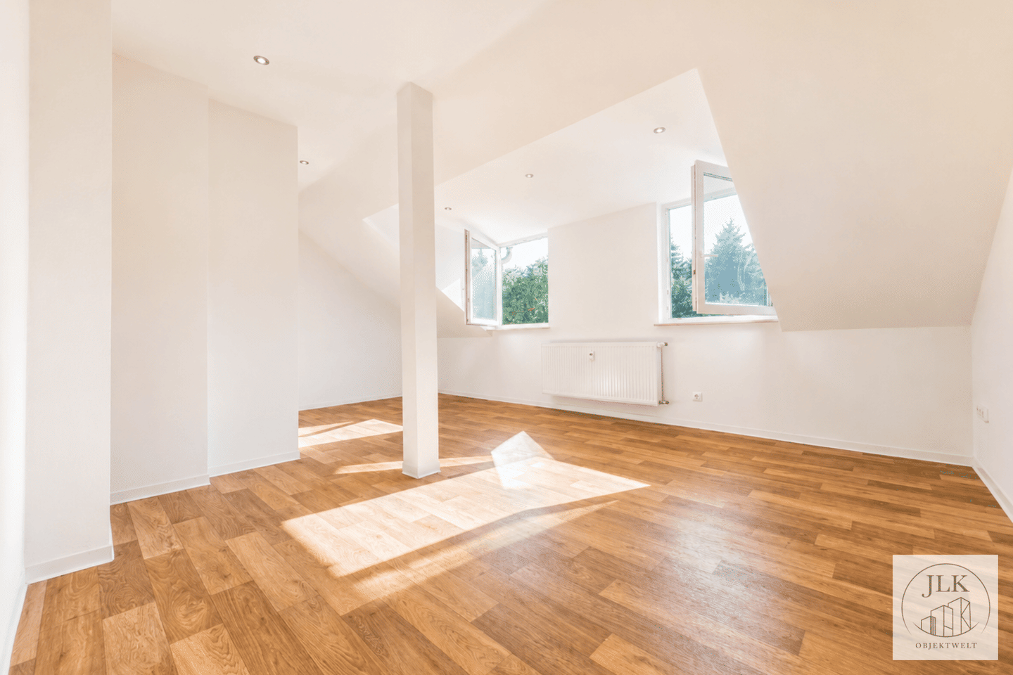 Modernes Dachgeschosswohnen mit besonderem Charme – vollständig renovierte 2-Raum-Wohnung in Oelsnitz/Erzgebirge, 9376 Oelsnitz/Erzgeb.