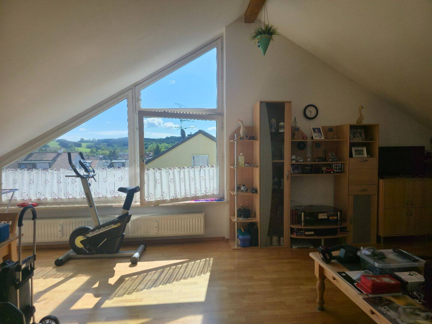 Freundlich helle und gut geschnittene Dachgeschosswohnung (2.OG) für Single, 87724 Ottobeuren