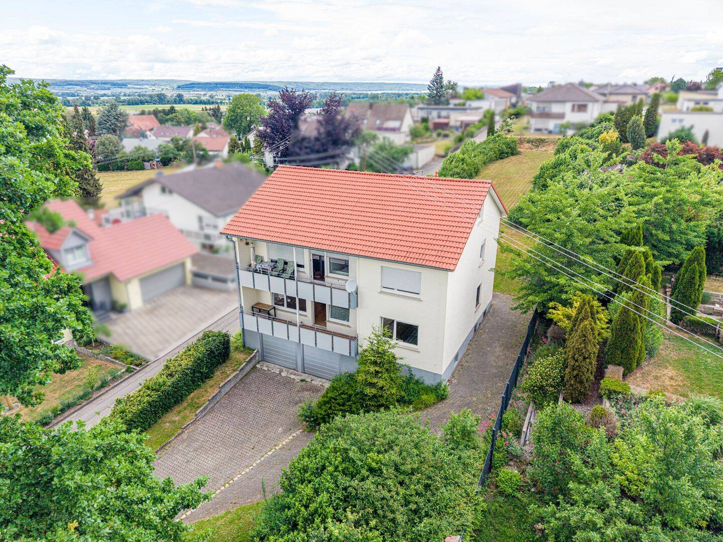 Charmant! Großzügiges Zweifamilienhaus in ruhiger Wohnlage mit herrlichen Sonnenbalkonen, 88521 Ertingen