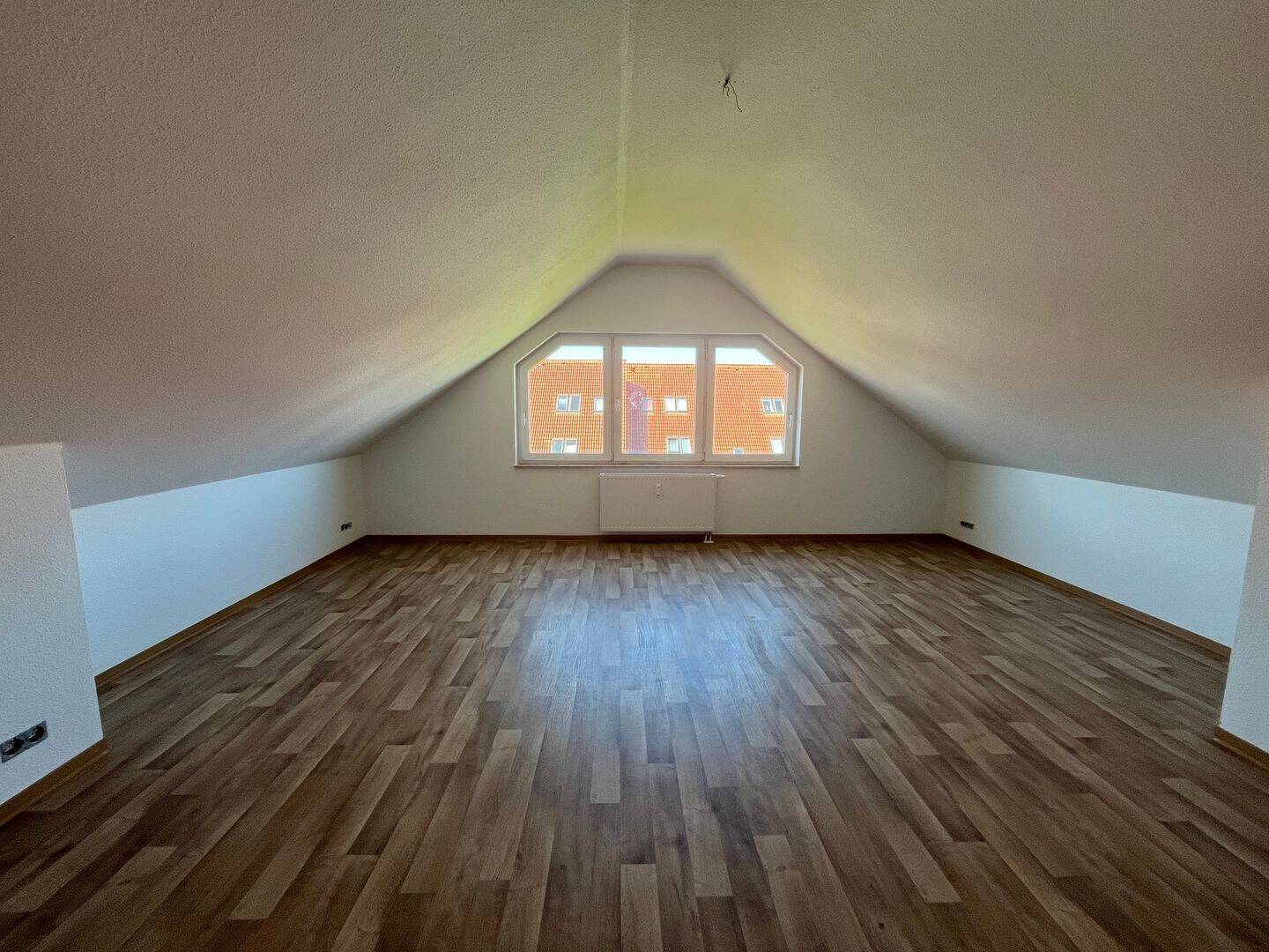 Wohnen über den Dächern – helle Dachgeschoss-Wohnung mit Einbauküche, 38820 Halberstadt