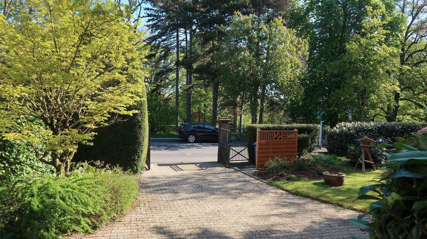 REPRÄSENTATIVE ALTBAUVILLA AM KURPARK VON BAD HOMBURG MIT 210 QM WOHNFLÄCHE UND 1.000 QM TRAUMGRUNDSTÜCK, 61348 Bad Homburg v.d. Höhe