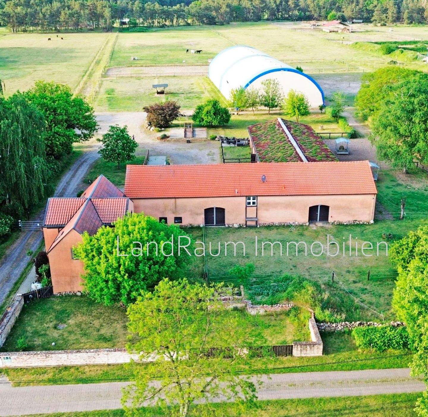 Pferdehof – Reitanlage, 4 FeWo, 10 ha Land + ca. 5,2 ha Pachtland, Reithalle 20 x 60 m + Aussenreitplätzen, Laufstall 16 Pferde+4 Boxen, g, 16845 Dreetz