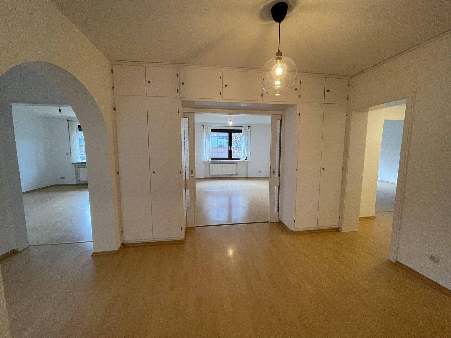 Lichtdurchflutete 4-Zimmer-Wohnung mit Skyline-Blick im Herzen Frankfurts, 60323 Frankfurt am Main (Westend-Nord Westend-Süd)