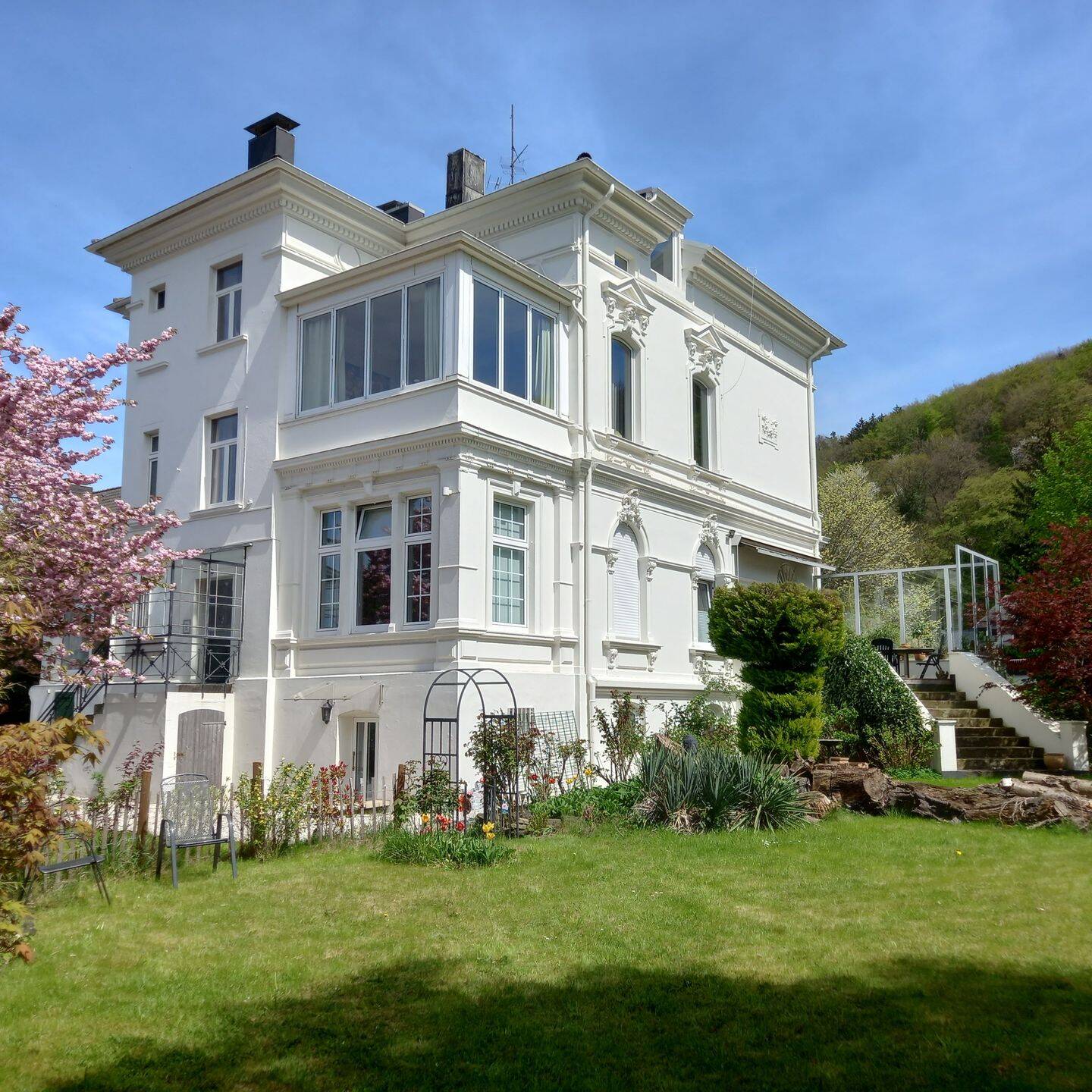 Das Besondere ! Lichtdurchflutete Villenetage, Wohnzimmerfreisitz,  Gartennutzung, , fußläufig zur Einkaufsmeile. Beste Autobahnanbindung !, 58285 Gevelsberg