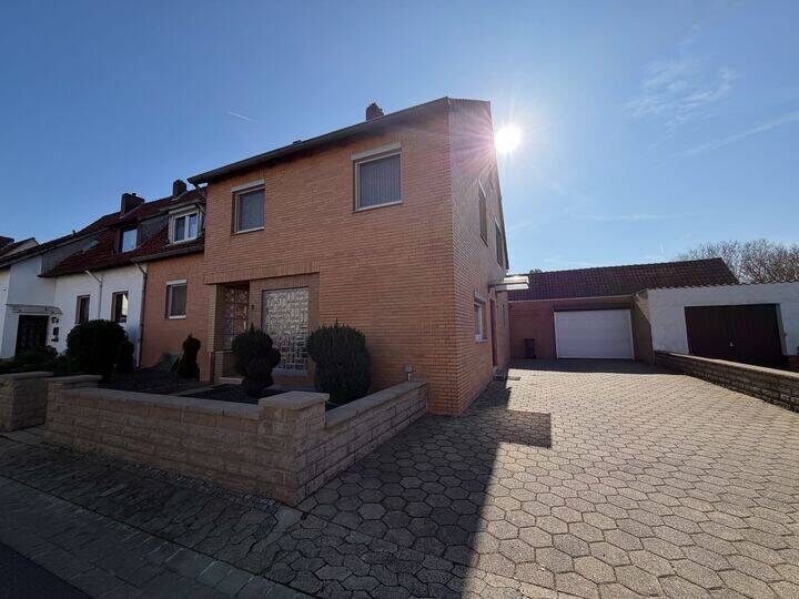Dungelbeck / Große Einfamilienhaus-Doppelhaushälfte mit Nebengebäude, großer Garage auf schönem Grundstück, 31224 Peine
