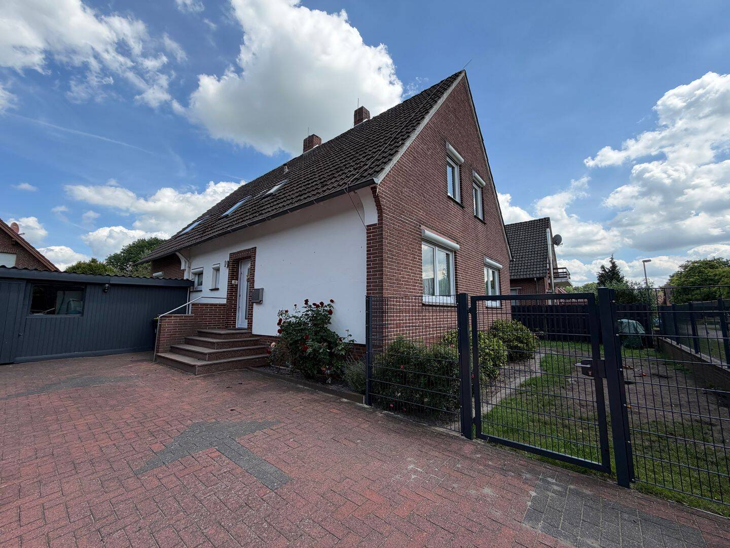 Modernisiertes Zweifamilienhaus-bestehender Energieausweis stammt aus der Zeit vor der Kernsanierung, 27798 Hude (Oldb) (Hude)