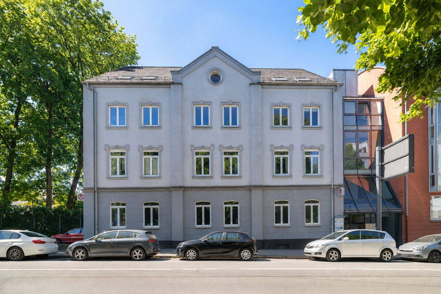 Großzügige 5,5-Zimmer-Wohnung mit Balkon und zwei Stellplätzen in beliebter Innenstadt-Lage