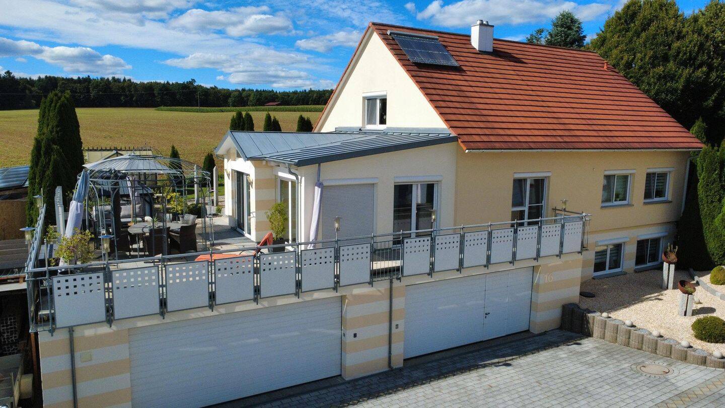 Einfamilienhaus in unverbaubarer Randlage auch als Mehrgenerationenhaus nutzbar. 3 Wohneinheiten, 73492 Rainau