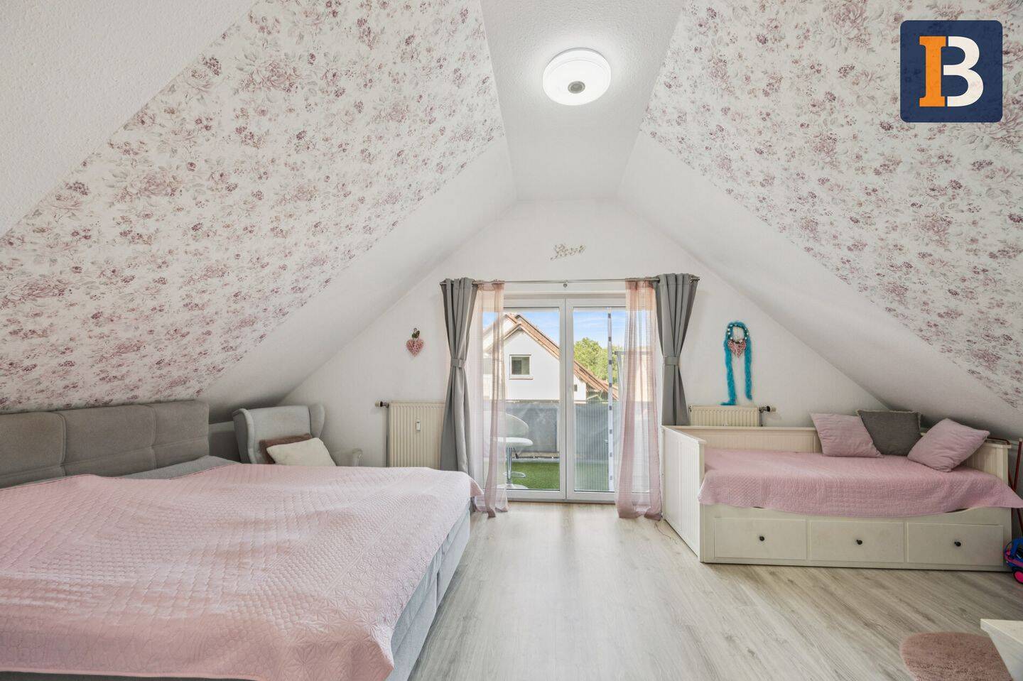 Maisonette-Wohnung mit zwei Balkonen, Wärmepumpe, Tiefgarage, Keller und viel Platz auf zwei Ebenen!, 79541 Lörrach