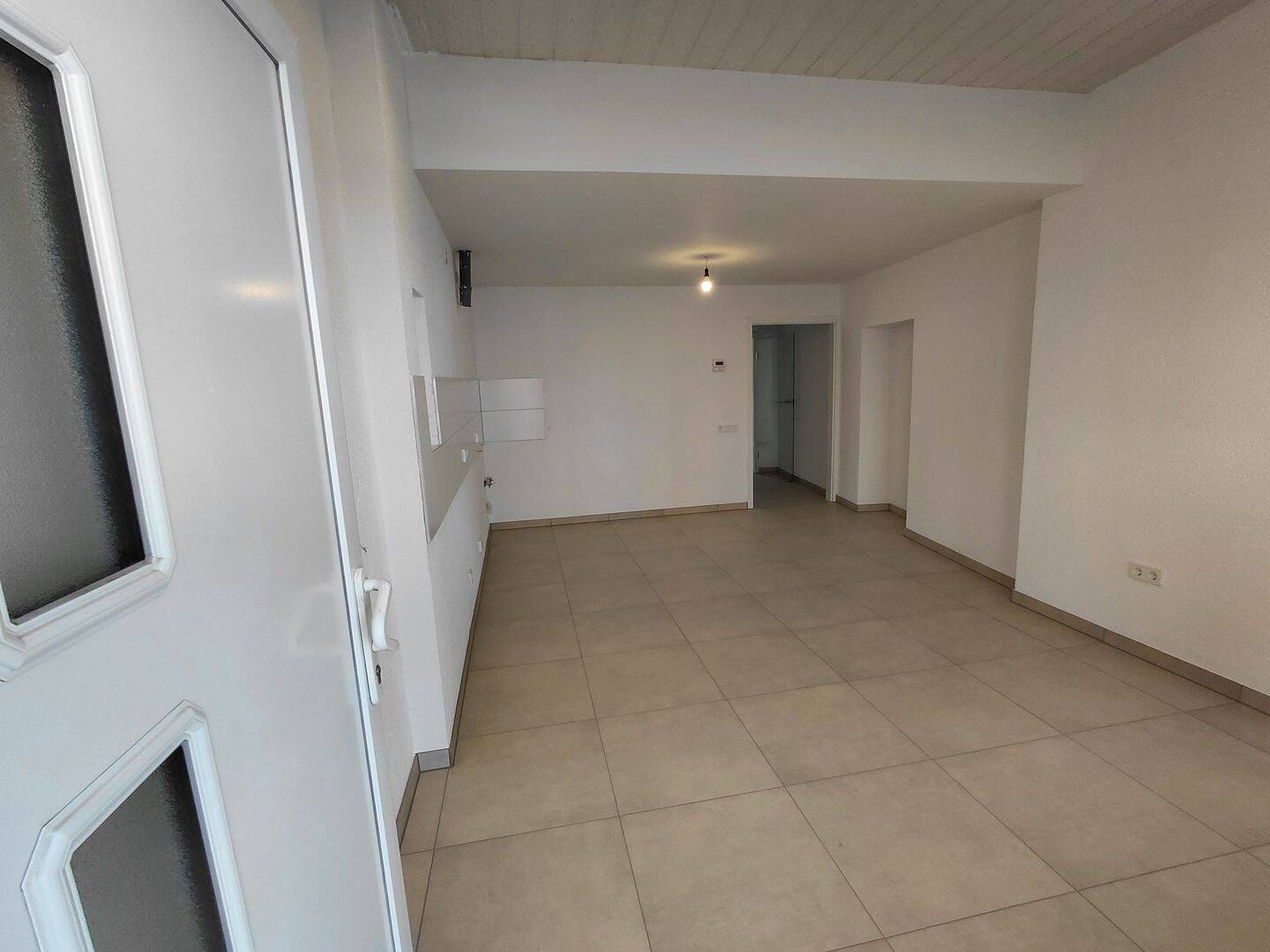 2-Zimmer-Wohnung (Wohnküche + Schlafzimmer + Bad) in Saarbrücken, neu saniert, ruhige Lage, schönes Bad., 66113 Saarbrücken
