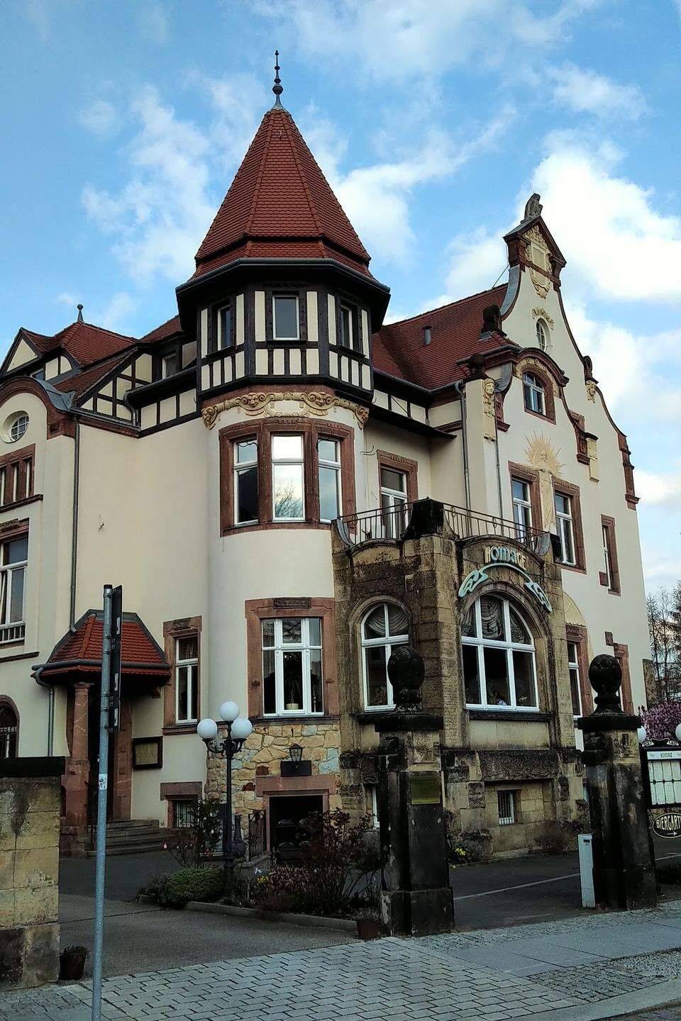 1 Zimmerapartment für Single im Dachgeschoß in historischer Villa am Wasaplatz, 1219 Dresden