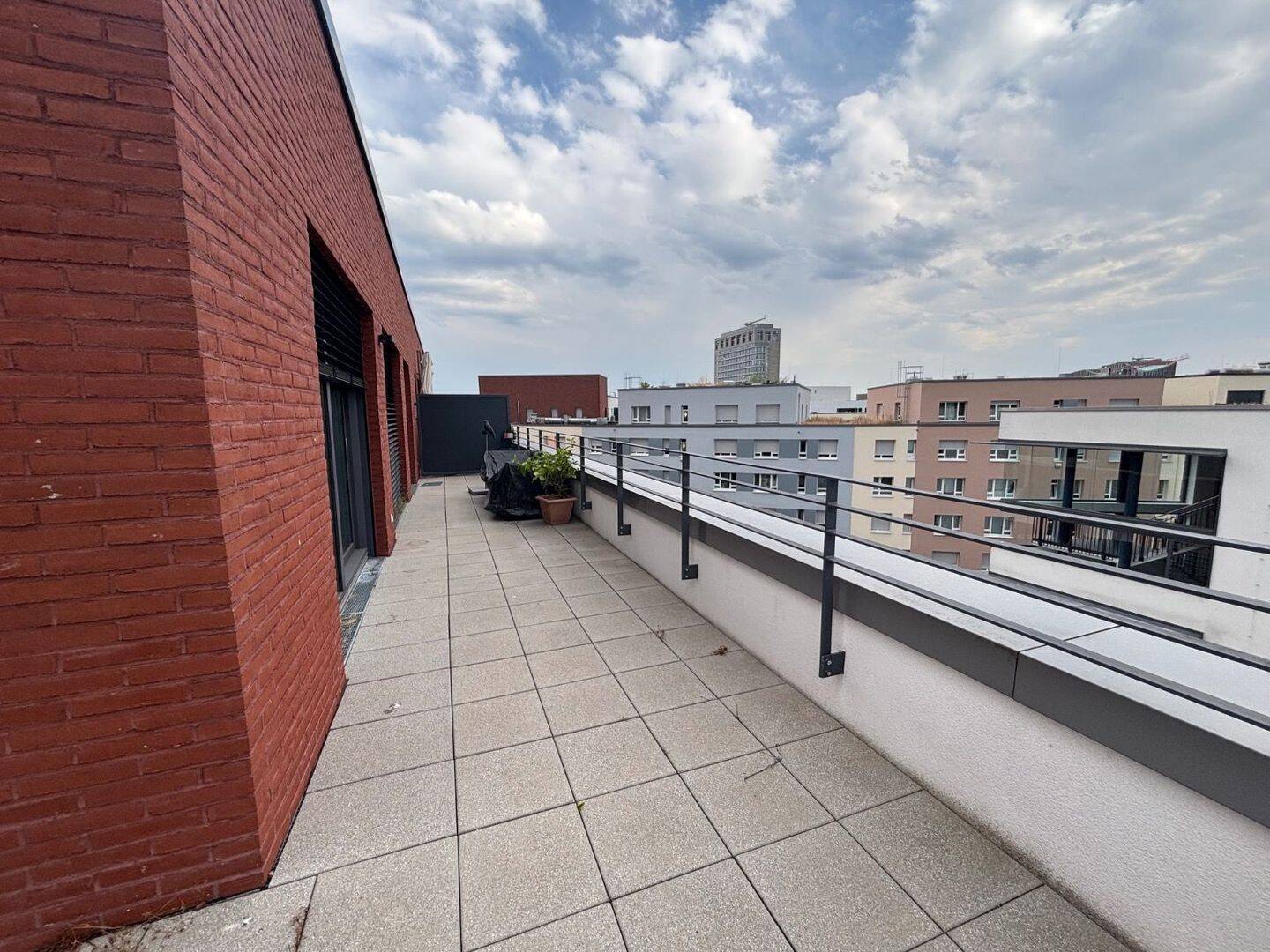 Exklusive Endetage: Großzügige 3-Zimmer-Wohnung im 7.OG!, 60314 Frankfurt am Main (Fechenheim Ostend)