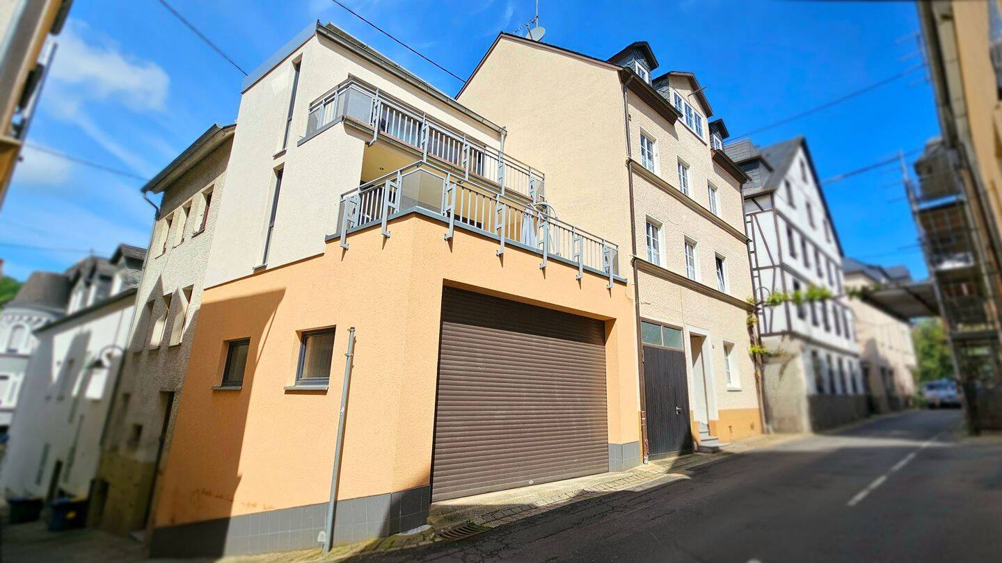 Großes Einfamilienhaus mit 2 Terrassen, Weinbergblick und Doppelgarage inmitten der Zeller Altstadt, 56856 Zell (Mosel)