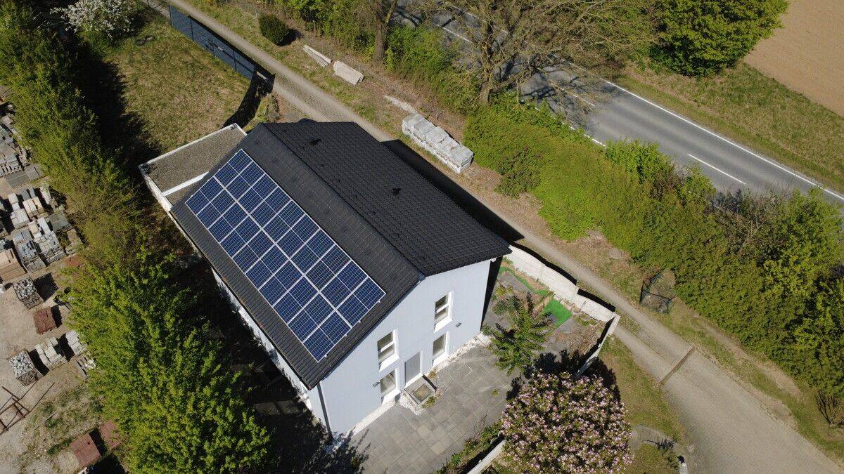 Wohnen mit Zukunft:  KfW-55-Einfamilienhaus mit PV-Anlage und Doppelgarage, 84186 Vilsheim