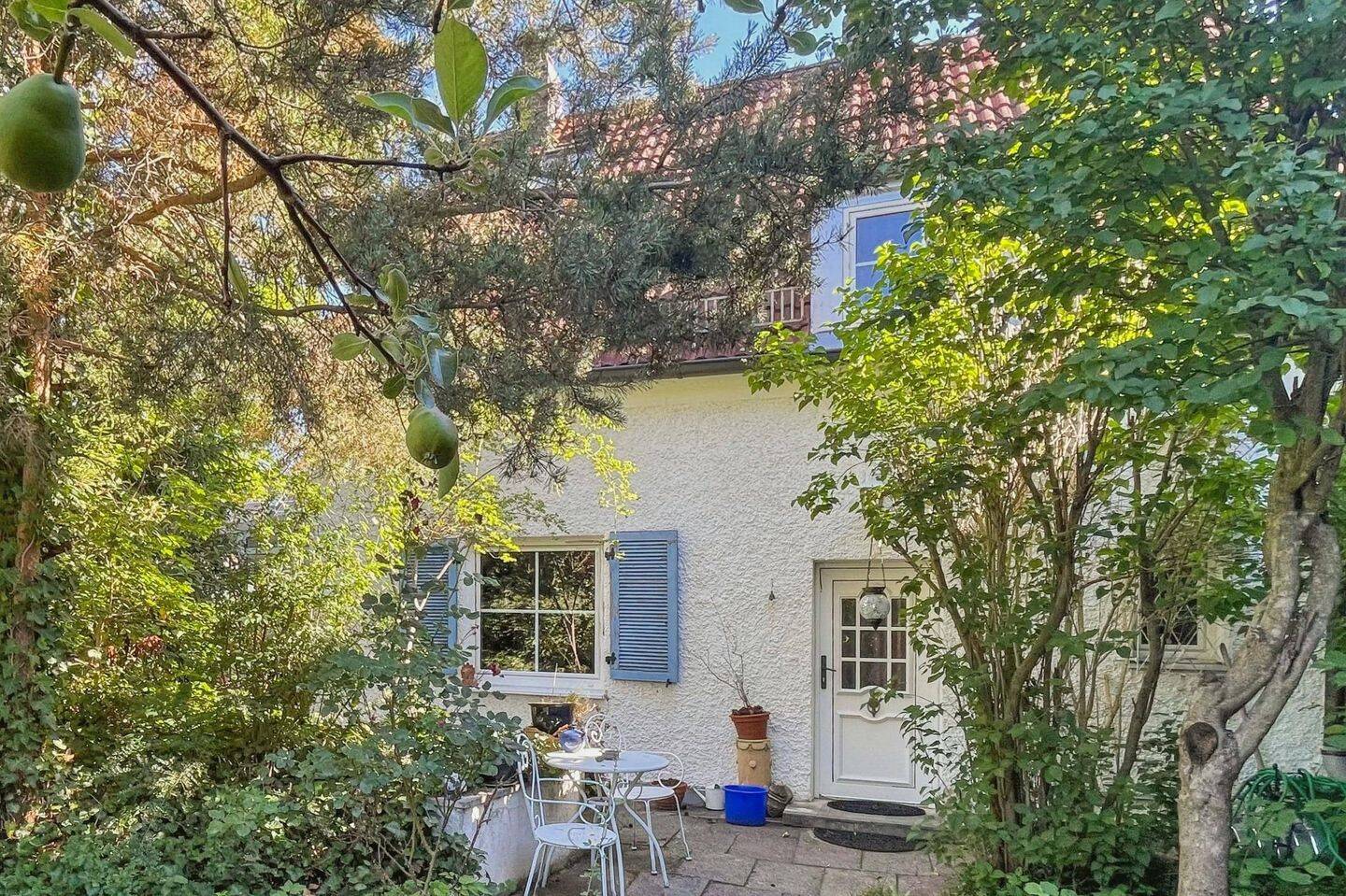Renovierungsbedürftiges Einfamilienhaus auf sonnigem Südwestgrundstück in ruhiger Lage, 81825 München (Berg am Laim Trudering-Riem)