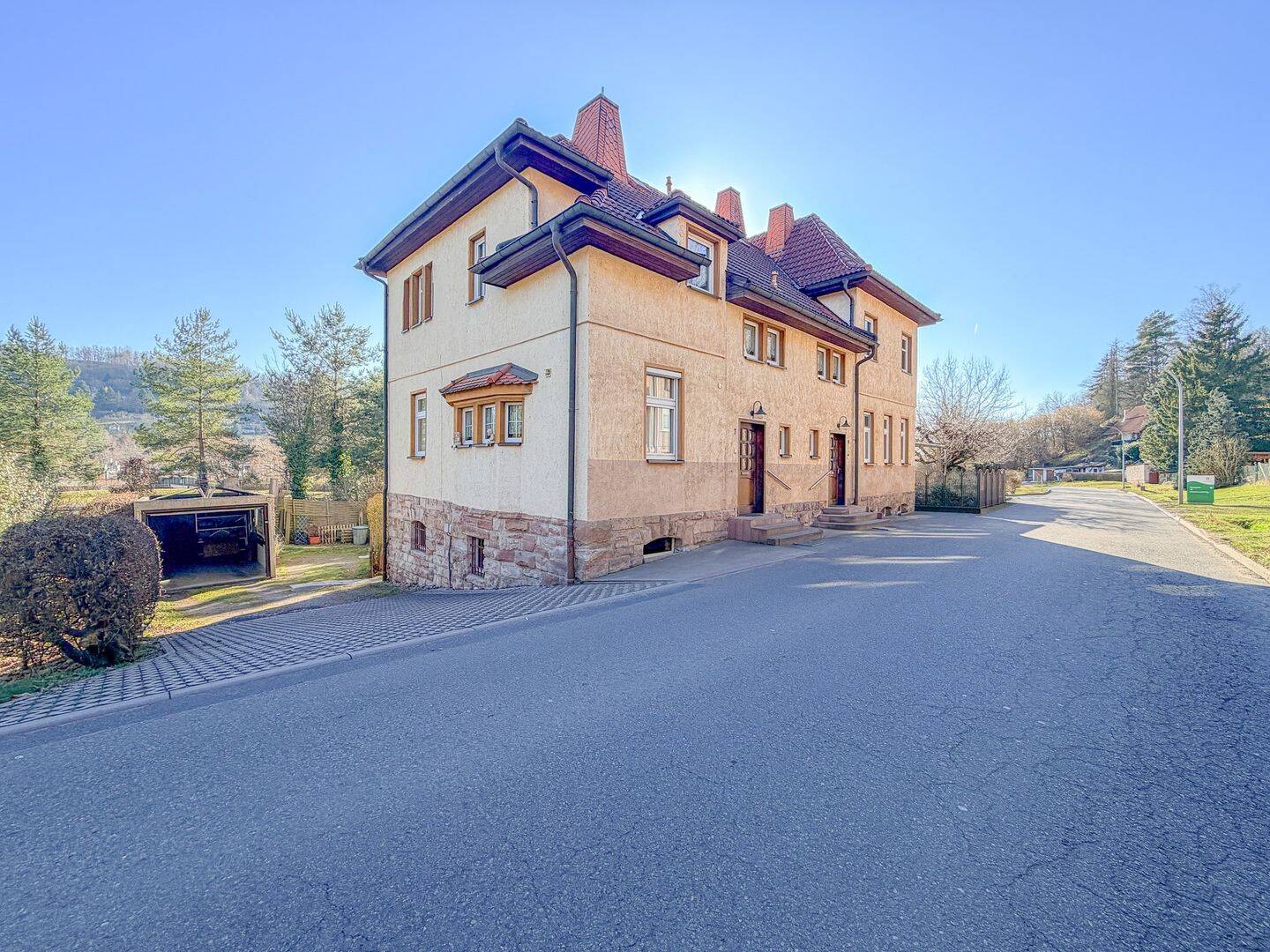 Großzügiges modernisiertes Zweifamilienhaus mit vielen Möglichkeiten und sonnigem Garten, 98574 Schmalkalden
