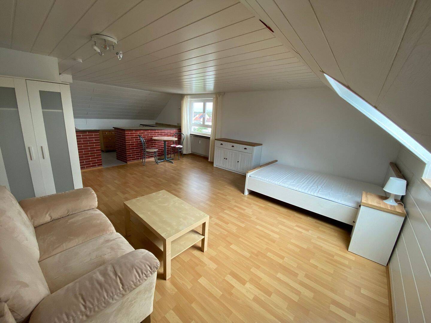 Ideal für Wochenendheimfahrer und Studenten! Neu möblierte 1Z-DG-Wohnung in Rottendorf, 97228 Rottendorf