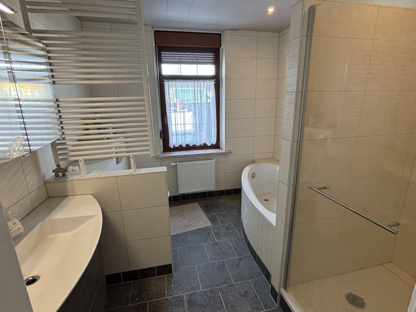 Moderne Wohnung in Werdau mit Tageslichtbad in zentraler Lage, 8412 Werdau