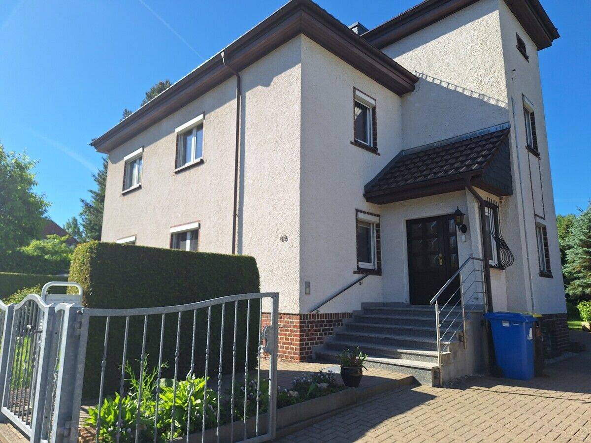3-Zimmer-Wohnung mit großem Balkon und Treppenlift im Zweifamilienhaus, 9599 Freiberg