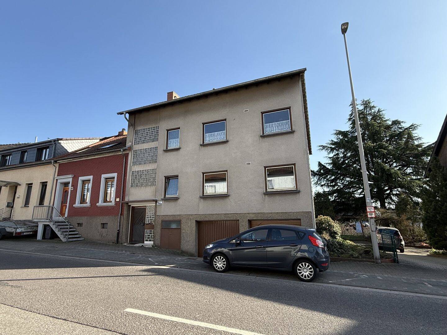 Vermietetes 2-3-Familienhaus mit Garagen in Völklingen-Heidstock, 66333 Völklingen
