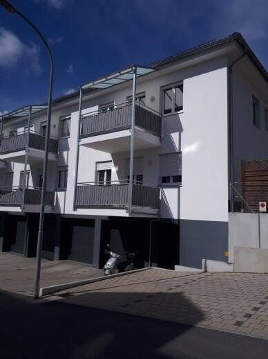 Sehr schöne 3-Zim.-Wohnung in Landau/Isar,  Nähe Krankenhaus, Südseite, Balkon, Terrasse, Gartenanteil, Keller, Garage u. Stellplatz, 94405 Landau a.d. Isar (Landau)