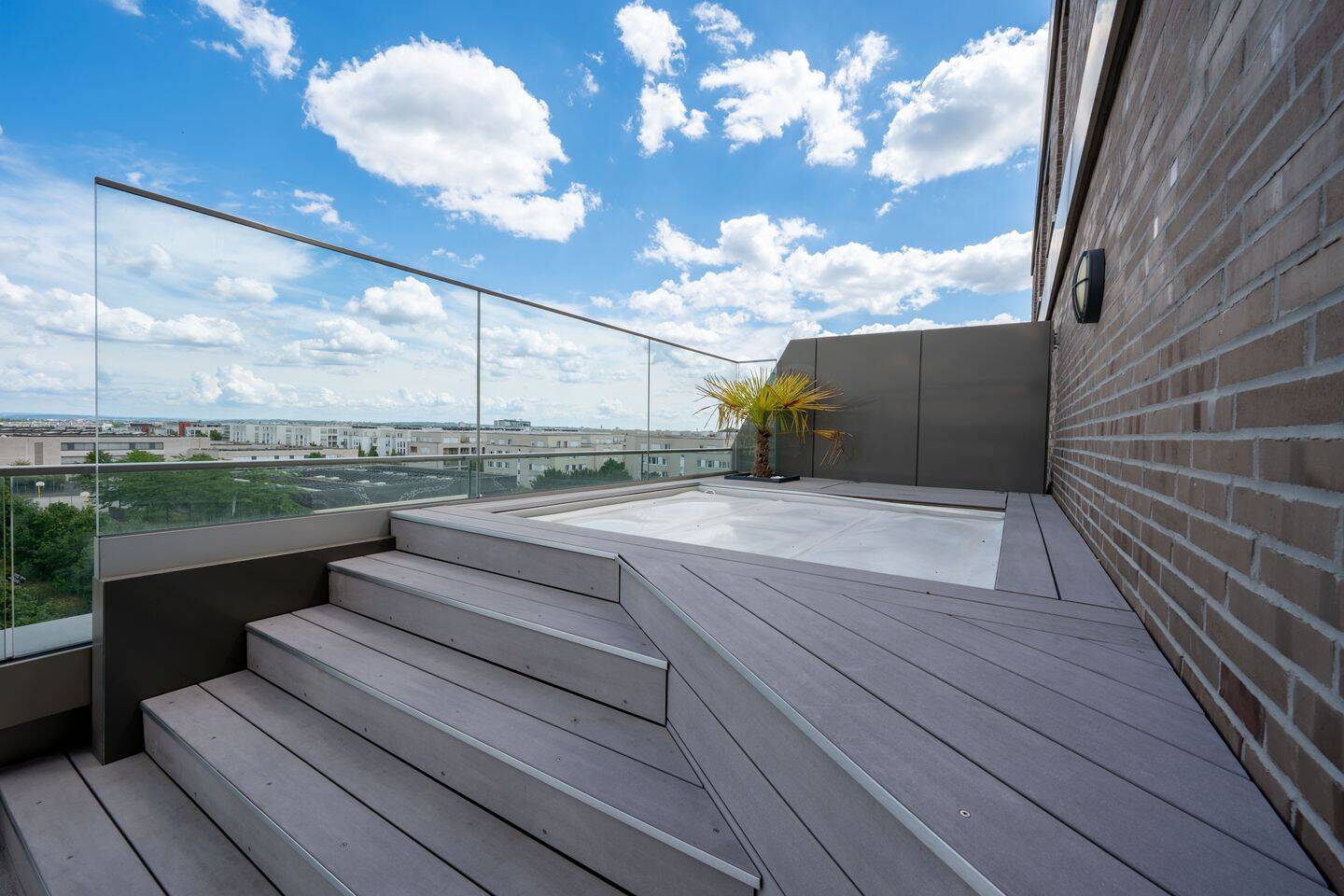 Skyline, Taunus & Kätcheslachpark – Exklusive 3-Zimmer-Terrassenwohnung mit Jakuzzi am Riedberg, 60438 Frankfurt am Main (Kalbach-Riedberg Niederursel)