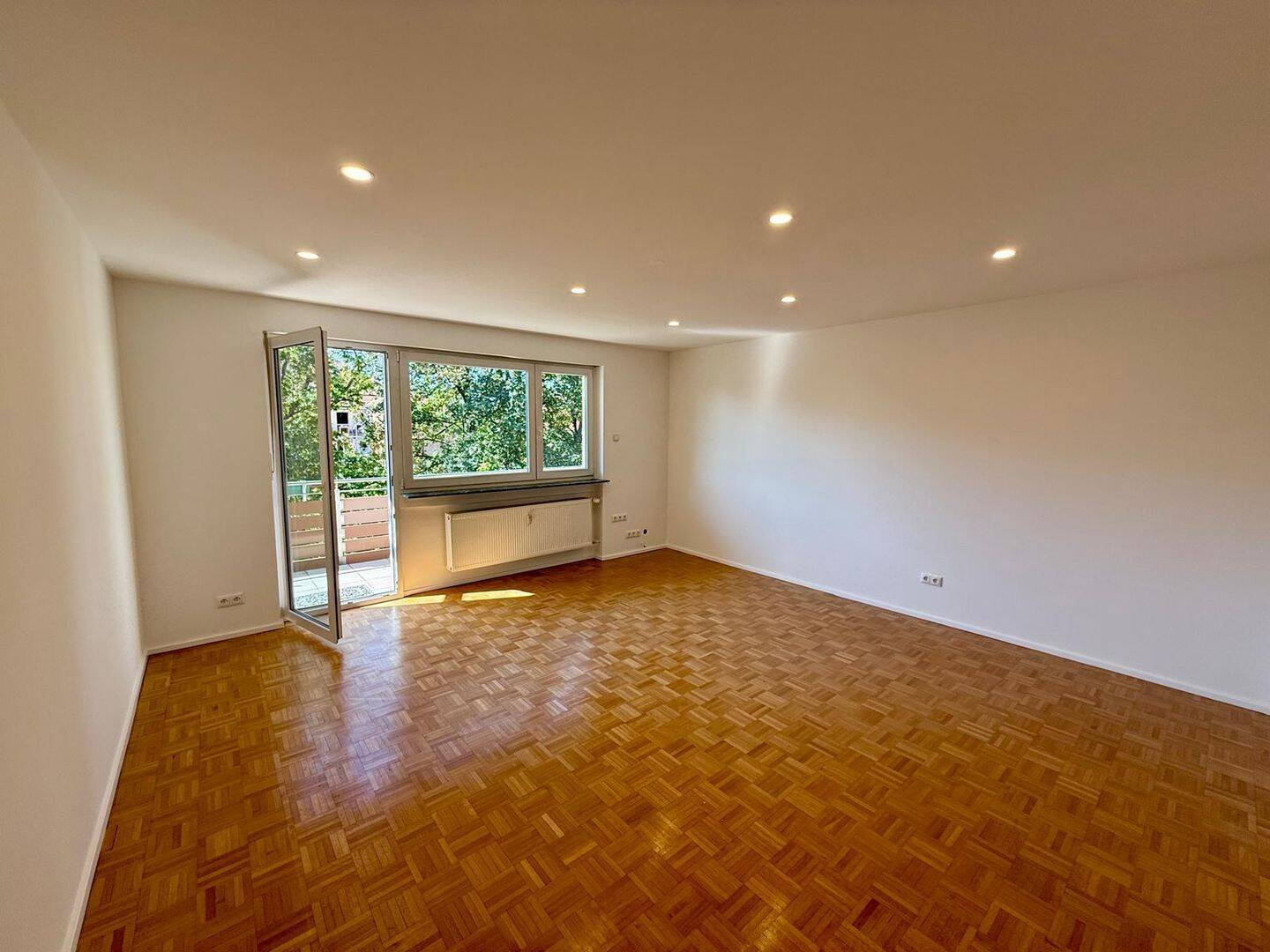 Komplett renoviert: Helle 3-Zimmer-Wohnung mit Parkett & zwei Balkonen in Kitzingen, 97318 Kitzingen