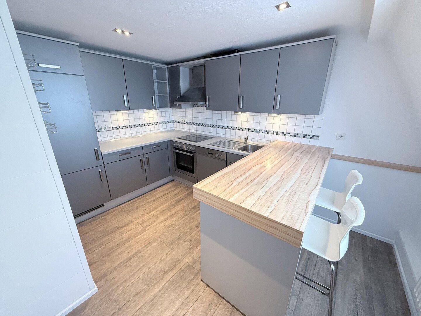Moderne Eleganz: Stilvoll modernisierte Dachgeschosswohnung in bester Lage, 27576 Bremerhaven (Lehe Mitte)