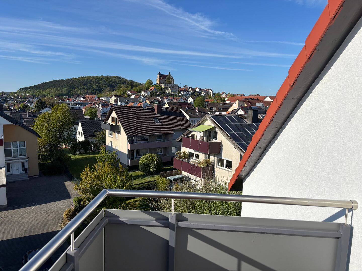 Helle Dachgeschoss-ETW mit Sonnenbalkon in Petersberg, 36100 Petersberg
