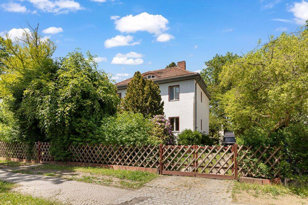 Schöne Stadtvilla mit Sanierungsbedarf in guter Lage von Berlin-Lankwitz