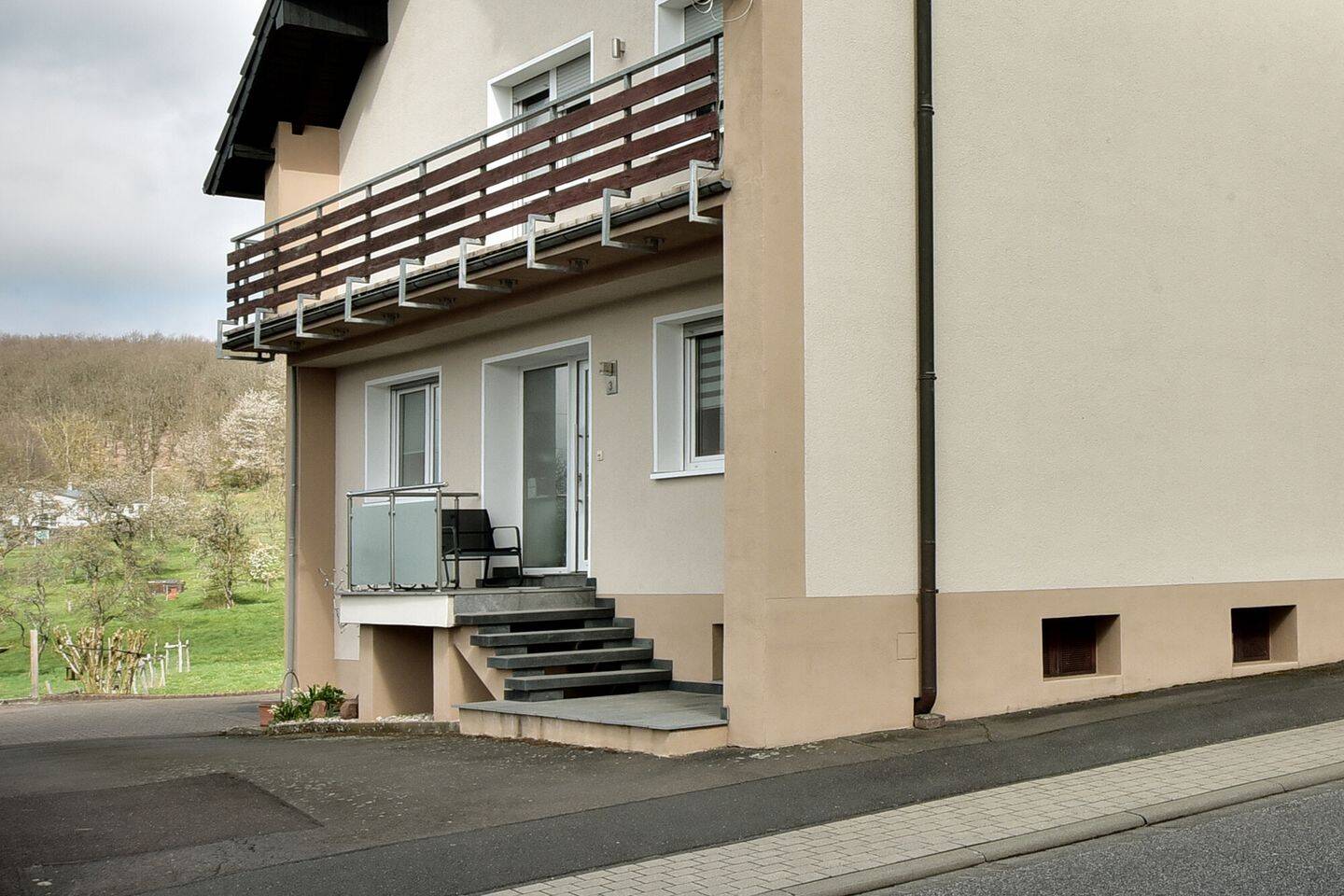 Die “linke-Haus-Möglichkeit” an der Hauptstraße 3 in Mackenrodt mit 2 Garagen und Gartenfläche, 55758 Mackenrodt