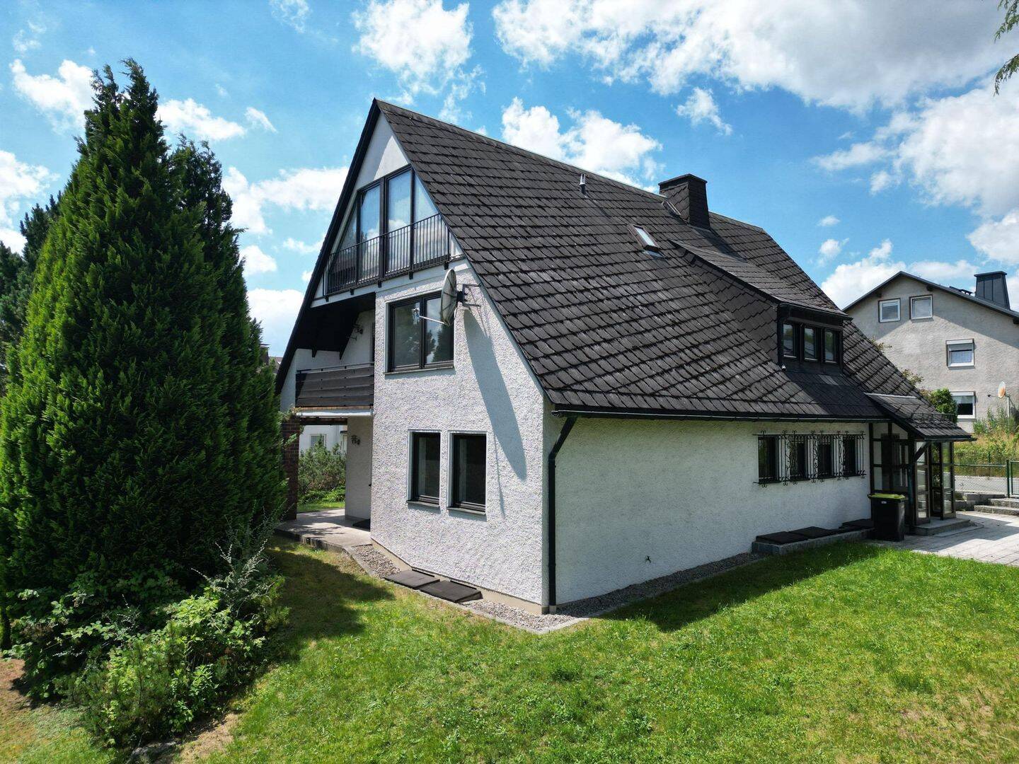 Großzügiges Zweifamilienhaus mit Garten, 95233 Helmbrechts