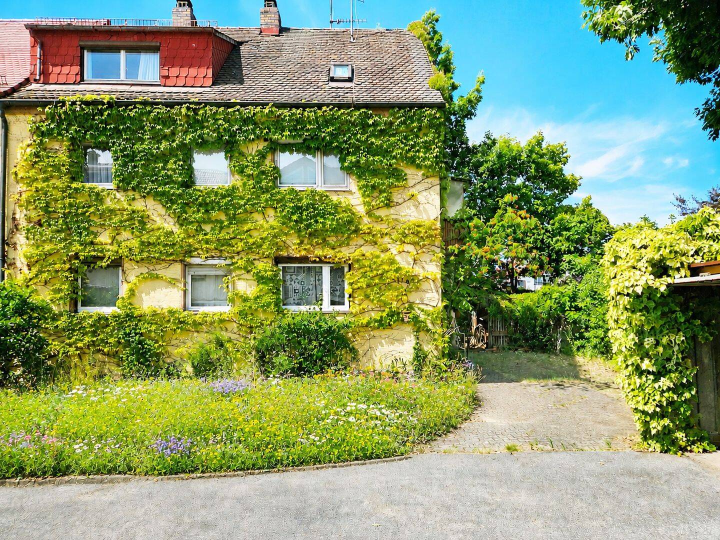 – Platz für mehrere Generationen – DHH mit Garage und Garten in ruhiger, grüner Lage!, 91301 Forchheim