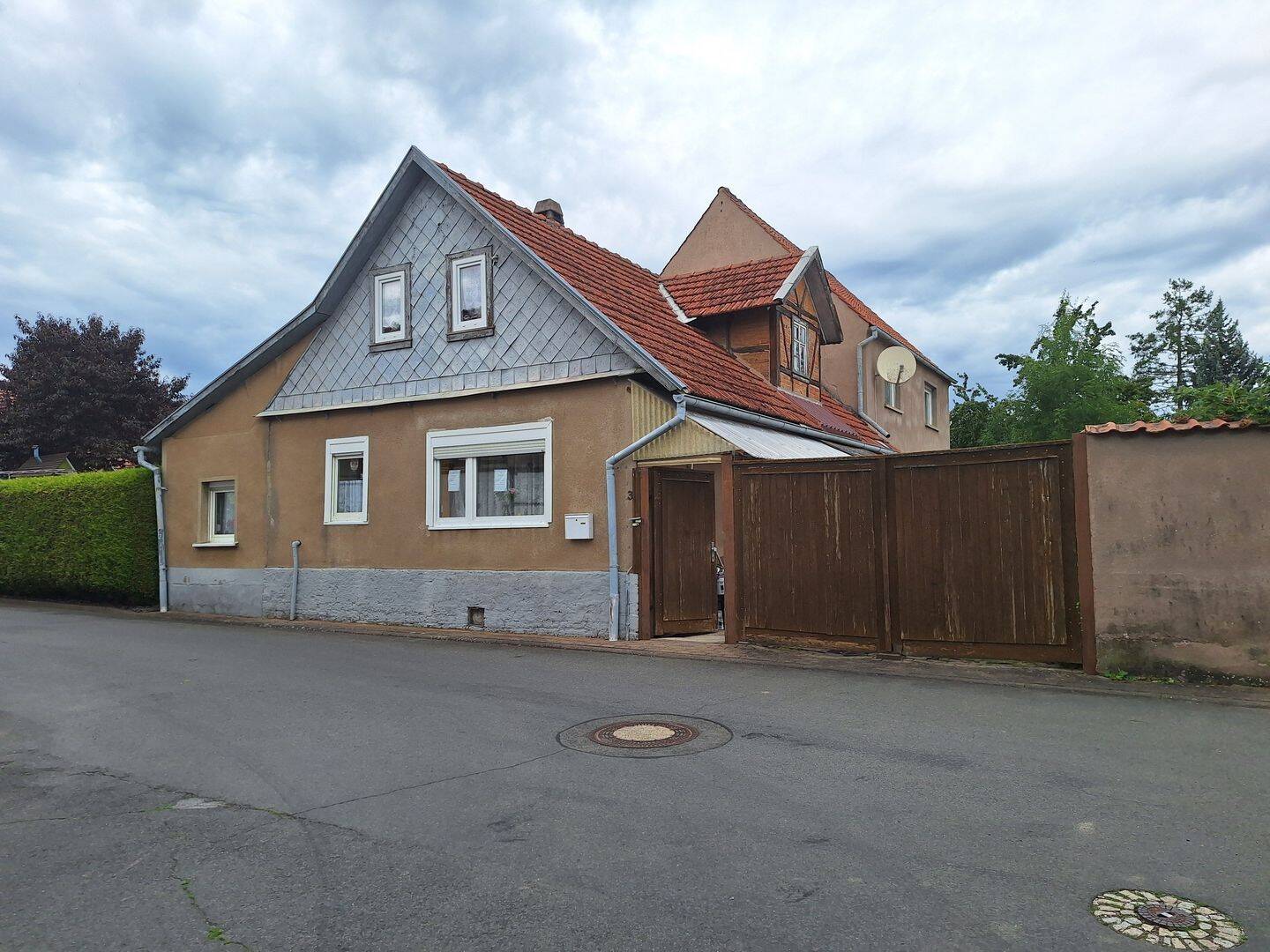 san.-bed. | viel Platz | wenig Geld | Zufahrt | Garten Garage | 9 ZKB | Obermehler, 99996 Menteroda