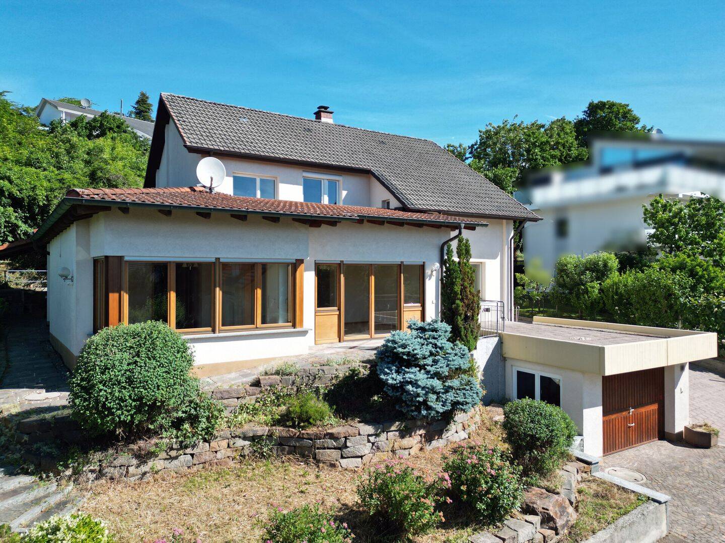 Großzügiges Zuhause. 8 Zimmer. 223 m². Garten, Garage und 2 Stellplätze. Viel Platz für Ihre Ideen., 78244 Gottmadingen
